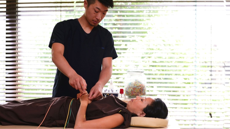 Châm cứu điện có tác dụng gì? Tác động lên vùng dưới đồi hỗ trợ chống viêm, giảm đau