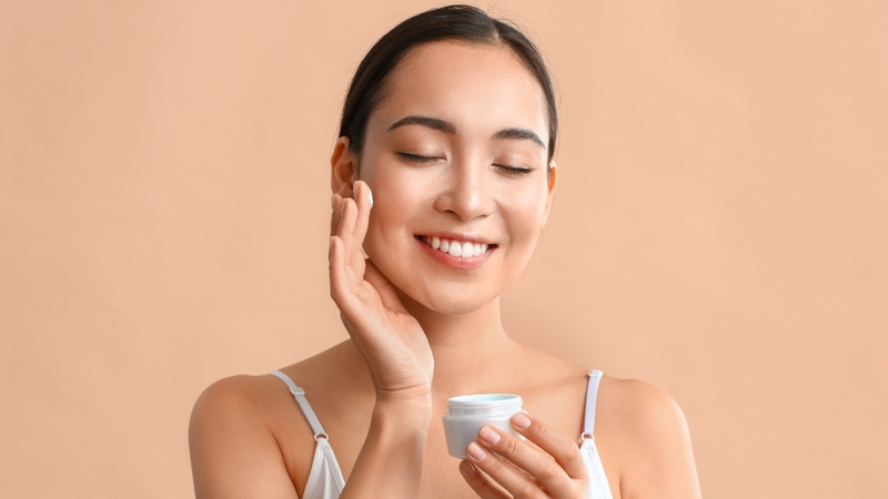 Khi da vẫn còn độ ẩm tự nhiên sau bước cấp nước, hãy tiếp tục với kem dưỡng có kết cấu dày hơn