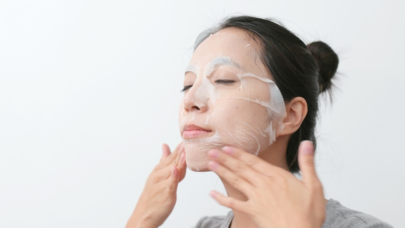 Sau lớp khóa ẩm, nhiều người tiếp tục bổ sung thêm một bước dưỡng nhằm giúp da “ngậm nước” lâu hơn