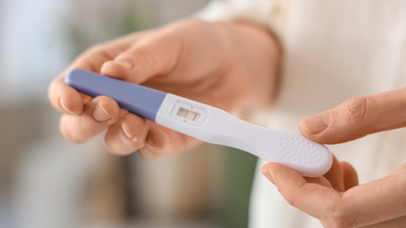 Chậm kinh 6 ngày thử que 2 vạch thường là dấu hiệu gợi ý khả năng mang thai tương đối cao