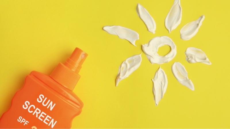 Thoa kem chống nắng giúp hạn chế tác hại của tia UV lên da