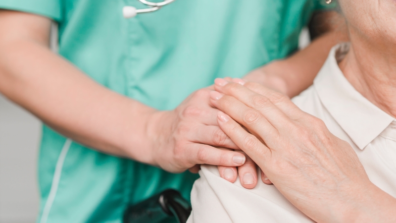 Chăm sóc sau mổ bắt vít cột sống như thế nào để phục hồi nhanh? 2