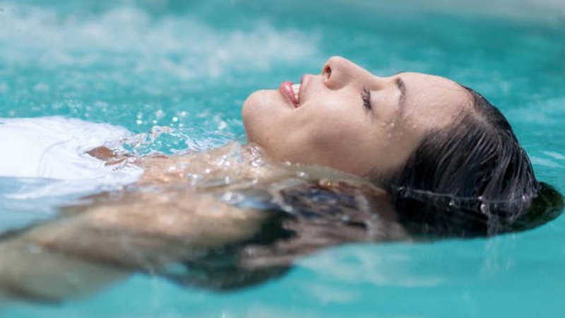 Mách nhỏ các nàng bí quyết chăm sóc tóc và da khi đi bơi 2