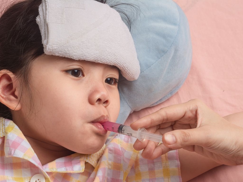 Chăm sóc trẻ bị sốt đúng cách tại nhà và những lưu ý cần biết 3