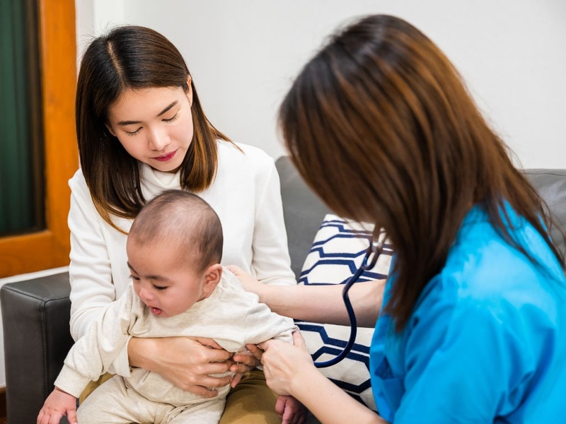 Chăm sóc trẻ bị sốt đúng cách tại nhà và những lưu ý cần biết 4