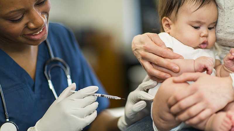 Chăm sóc trẻ sau tiêm vacxin 5 trong 1 như thế nào? 1