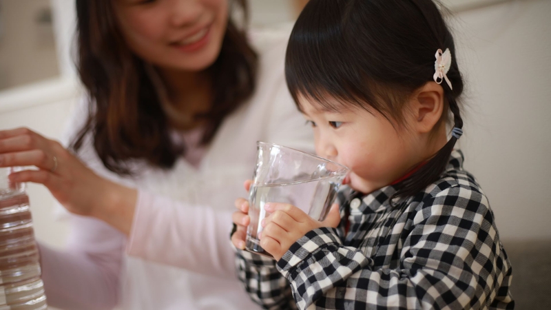 Sốt làm trẻ mất nước nhanh, vì vậy cần bổ sung nước đều đặn để tránh mất nước