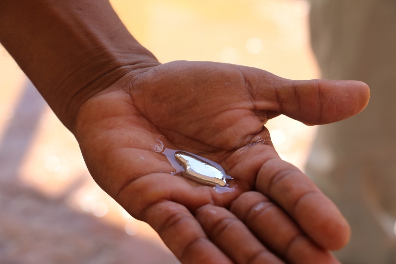 Chạm tay vào thủy ngân có sao không? Cách xử lý thủy ngân an toàn bạn cần biết