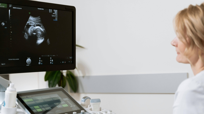 Siêu âm sử dụng sóng âm để tạo hình ảnh các cơ quan mềm như gan thận tim