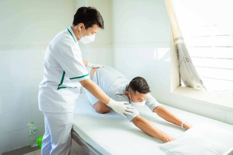 Chẩn đoán và điều trị viêm cột sống dính khớp như thế nào?