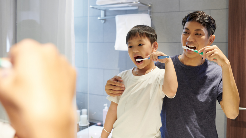 Vệ sinh răng miệng đúng cách giúp phòng ngừa viêm chân răng có mủ