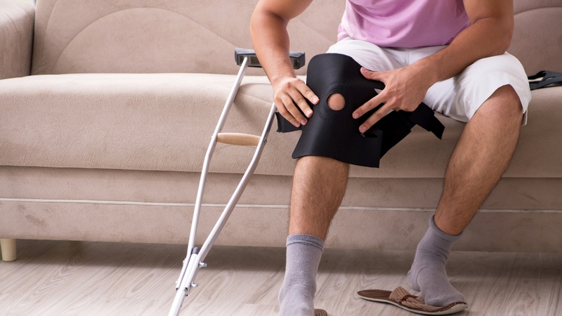 Trật khớp, gãy xương quanh gối cần vài tuần đến vài tháng để hồi phục