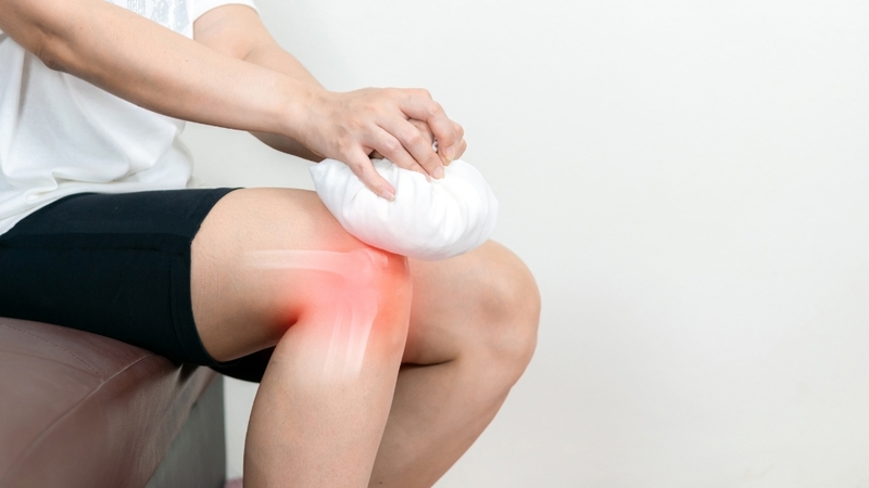 Chườm lạnh, băng ép và kê cao chân giúp giảm sưng đau
