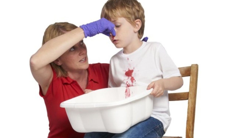 Giữ cho trẻ bình tĩnh và cố gắng ổn định tình trạng