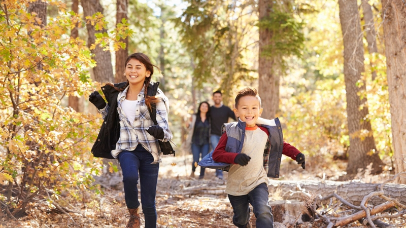 Luôn quan sát trẻ khi tham gia những hoạt động ngoài trời