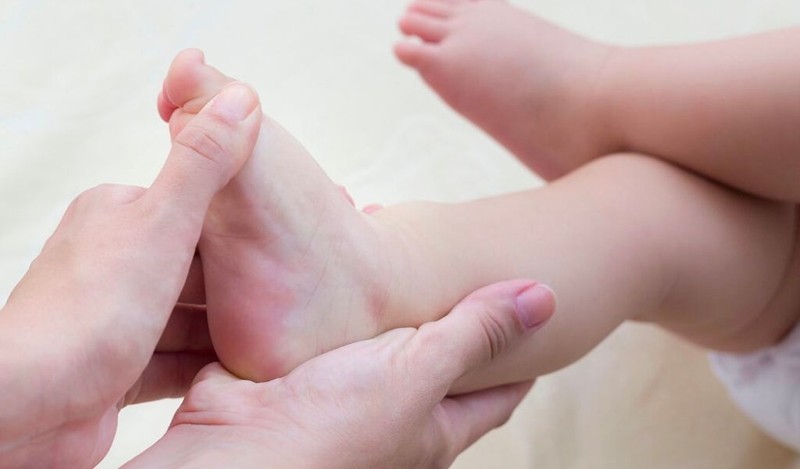 Chân trẻ sơ sinh như thế nào là bình thường? Cách khắc phục chân vòng kiềng? 2