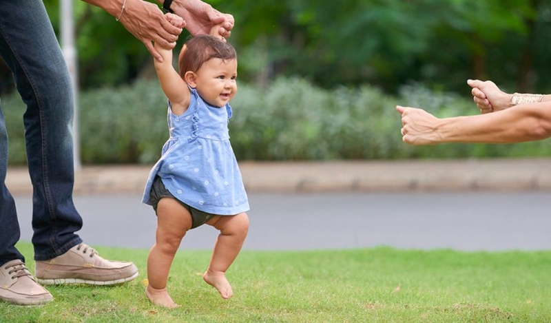 Chân trẻ sơ sinh như thế nào là bình thường? Cách khắc phục chân vòng kiềng? 3