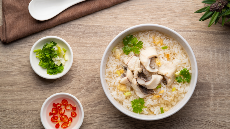 Nên chọn cá chép sống, thịt chắc để món cháo thơm ngon, không tanh