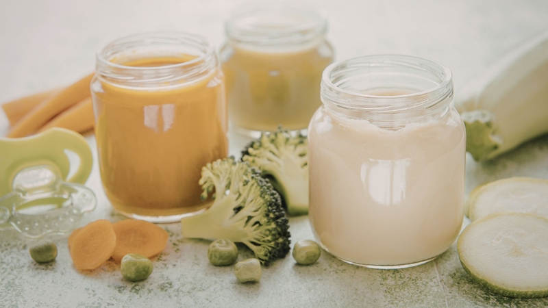 Rau cải bó xôi chứa nhiều sắt, canxi, vitamin K, và folate, giúp bé phát triển xương và phòng ngừa thiếu máu