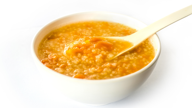 Cháo cá hồi nấu bí đỏ giàu dinh dưỡng, tốt cho sự phát triển của bé