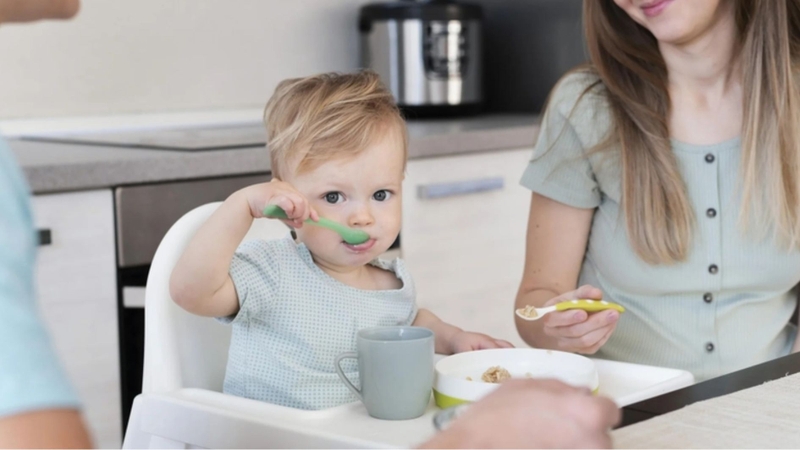 Nên điều chỉnh tần suất ăn cháo cá hồi theo độ tuổi và khả năng tiêu hóa của bé