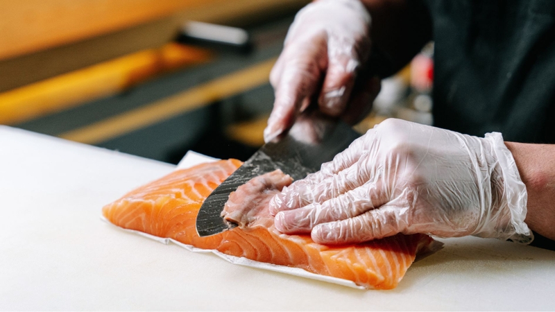 Tách bỏ kỹ xương cá hồi trước khi nấu cháo để đảm bảo an toàn cho trẻ