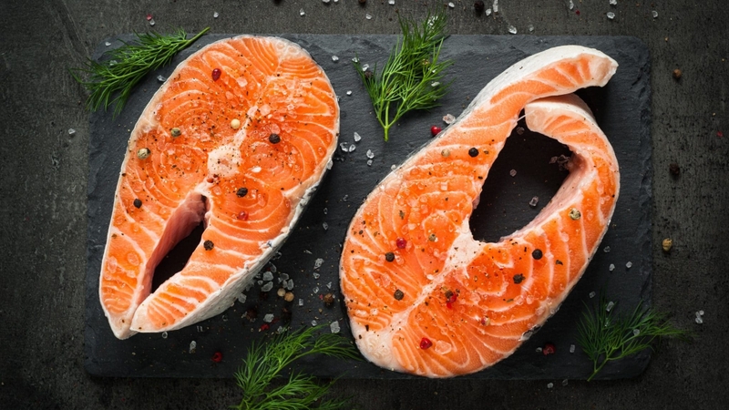 Cá hồi là nguồn cung cấp omega-3 dồi dào, tốt cho sức khỏe