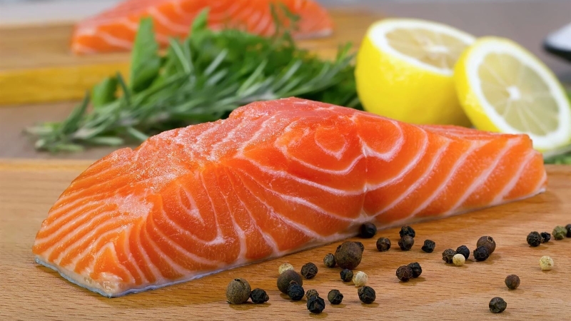 Cá hồi có mùi tanh đặc trưng, do đó việc sơ chế kỹ là rất cần thiết