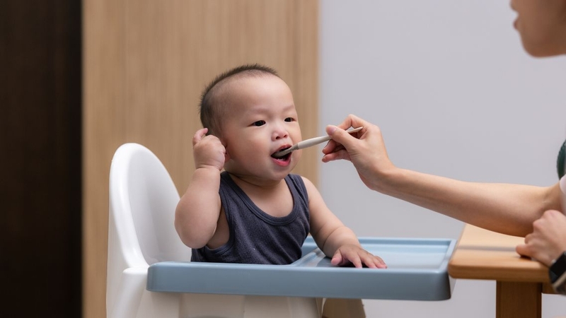 Cần thận trọng trong lần đầu cho bé ăn cháo cá thu