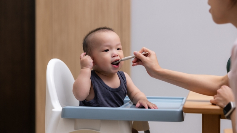 Khẩu phần cháo cần điều chỉnh theo thể trạng và kết hợp hợp lý trong chế độ ăn tổng thể của trẻ