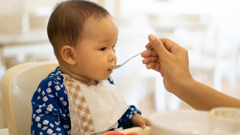 Mẹ nên theo dõi phản ứng của cơ thể của trẻ sau khi ăn cháo cua biển