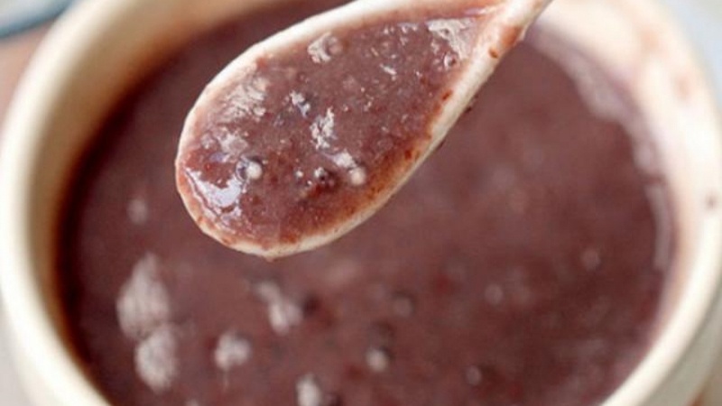 Cháo đậu đỏ nấu với thịt heo cung cấp protein