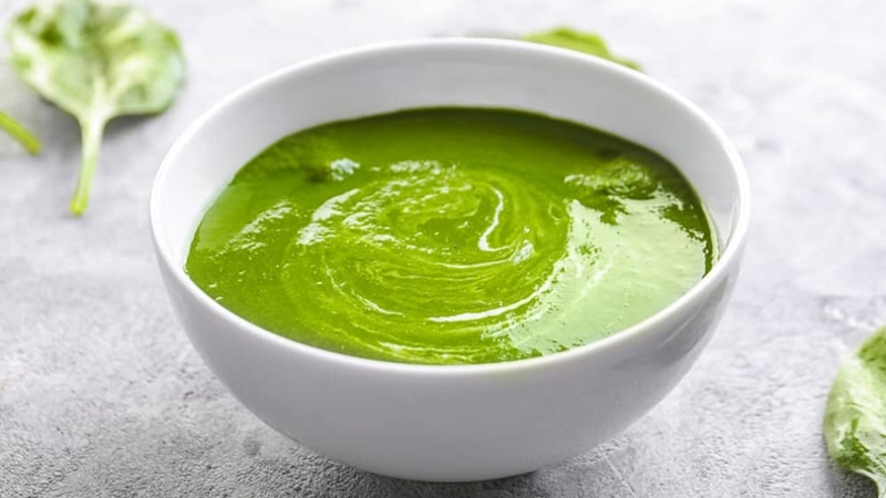 Cải bó xôi giàu sắt, folate và vitamin C cần thiết cho quá trình tạo máu và tăng trưởng chiều cao của bé