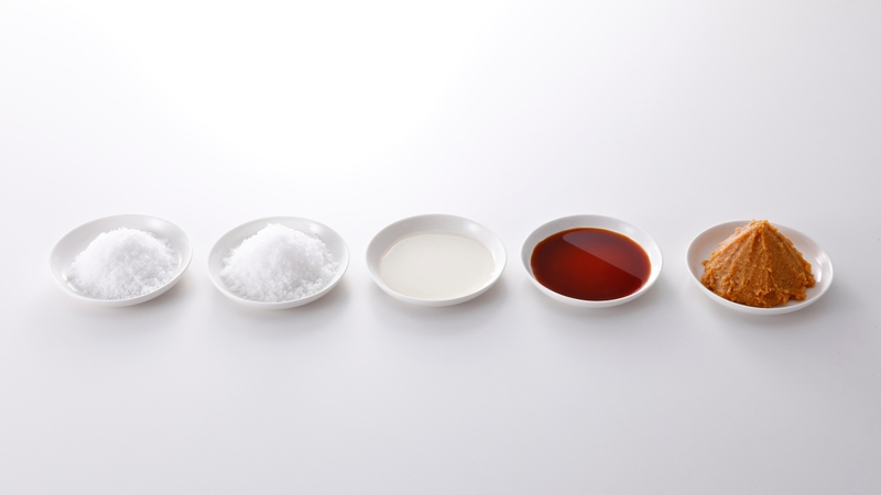 Đối với trẻ dưới 1 tuổi, không nên thêm nước mắm, muối hoặc dầu mỡ khi nấu cháo ếch