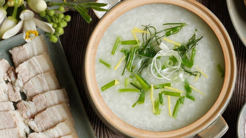 Bát cháo gừng nóng hổi giúp làm ấm cơ thể trong những ngày thời tiết lạnh