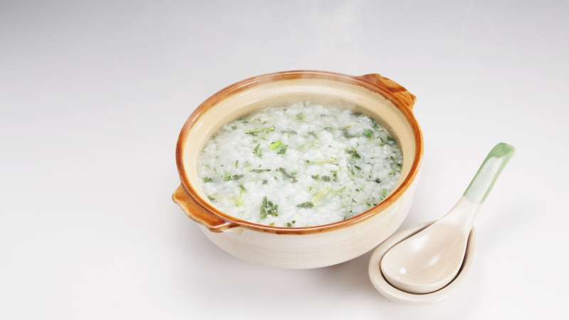 Ăn cháo hành giúp hỗ trợ giữ ấm cơ thể khi cảm lạnh