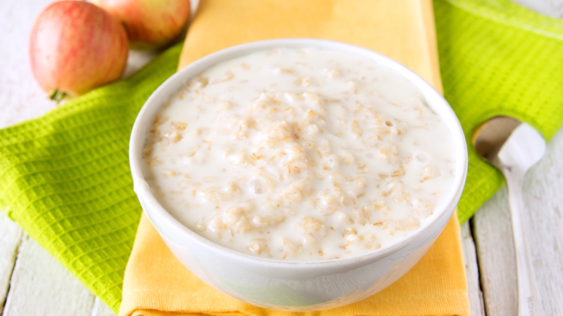 Cháo kết hợp giữa hạt sen và yến mạch giàu beta-glucan, sắt, magie và vitamin nhóm B