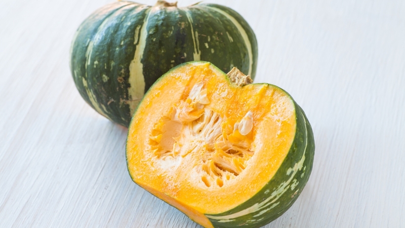 Bí đỏ là lựa chọn phù hợp khi ba mẹ còn băn khoăn không biết cháo lươn nấu với rau gì