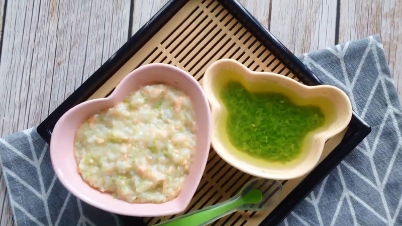 Cháo cá hồi và măng tây cho bé siêu hấp dẫn