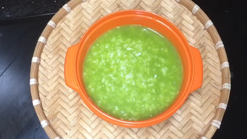 Cháo rắn nấu với đậu xanh, mồng tơi, rau đắng có màu xanh thích mắt