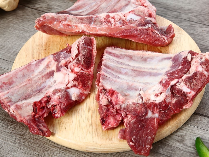 Sườn là thực phẩm có hàm lượng protein cao, giúp bé phát triển toàn diện