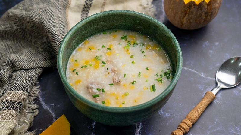 Thành phẩm cháo sườn non với bí đỏ ngũ hạt