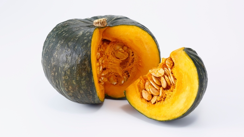 Bí đỏ là lựa chọn phù hợp khi cha mẹ còn băn khoăn không biết cháo thịt bò nấu với rau gì