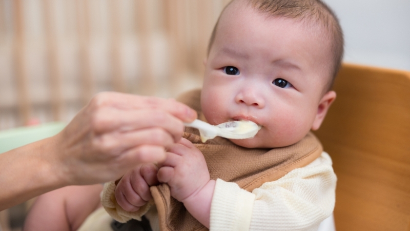 Độ mịn của cháo nên điều chỉnh theo độ tuổi để phù hợp khả năng nhai và nuốt của bé