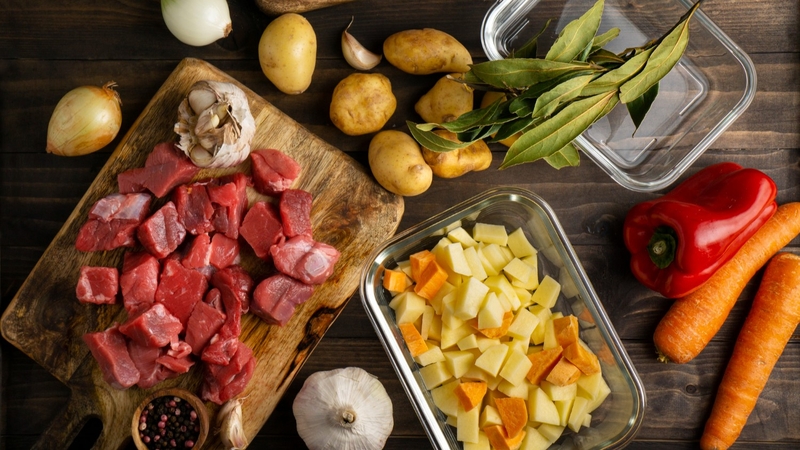 Cháo thịt bò nấu với cà rốt khoai tây bổ sung năng lượng, vitamin và khoáng chất cho bé