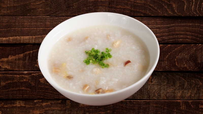 Khi nấu cháo gà cho bé, nên hạn chế rau cải, rau răm và kinh giới để tránh gây khó tiêu