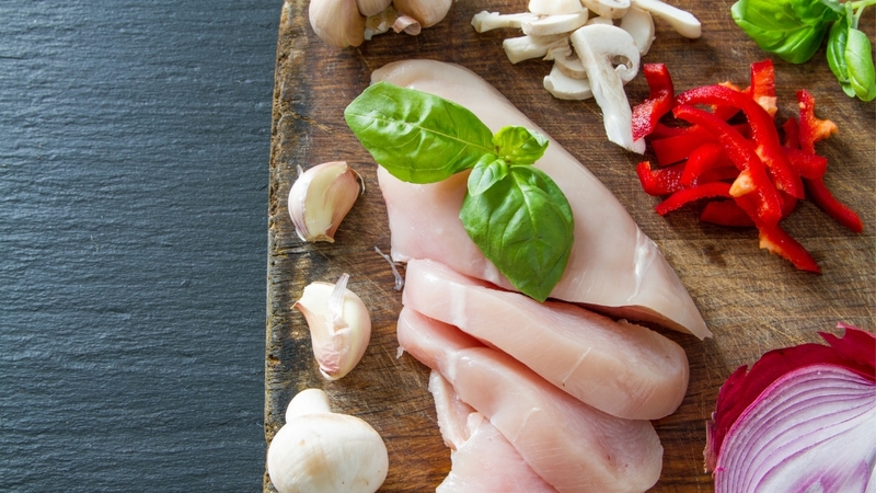 Nên chọn nguyên liệu sạch, nấu mềm và không nêm quá nhiều gia vị khi nấu cháo gà cho bé