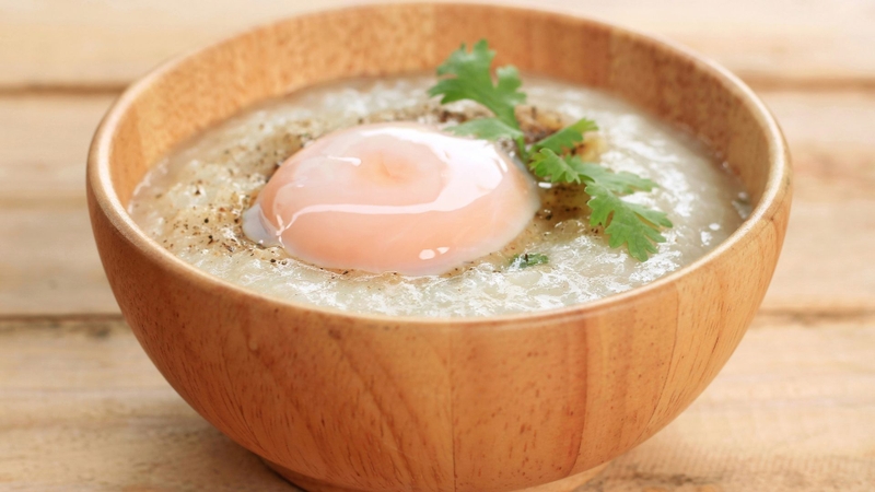 Kết hợp cháo trứng gà với các loại rau củ giúp bổ sung dưỡng chất thiết yếu cho bé