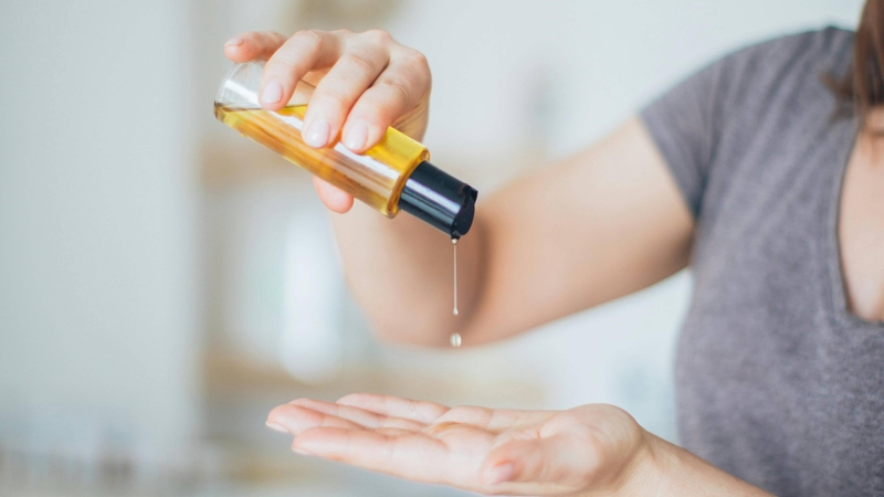 Nên ưu tiên dùng dầu thực vật tự nhiên giúp giảm cholesterol xấu và bảo vệ tim mạch