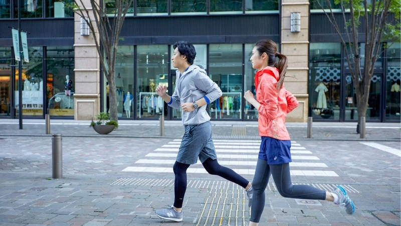 Hạn chế mặc quần jean, áo cotton dày hoặc quần áo quá rộng khi chạy bộ